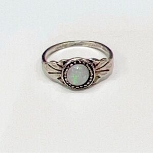 Simple Beautiful Vintage Like Ivory Faux Stone Silver plated Ring Size 7